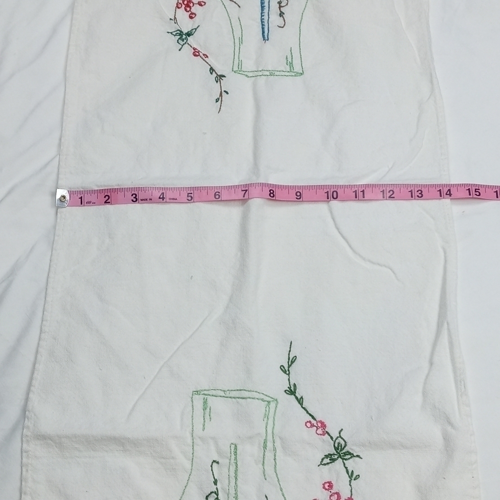 Embroidered table runner - Picture 5 of 7